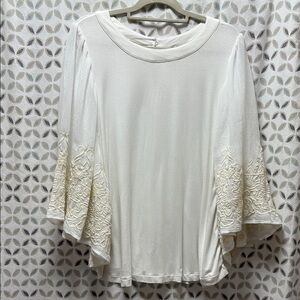 eri + ali from Anthropologie cream Women's Top embroidered wing sleeves XL